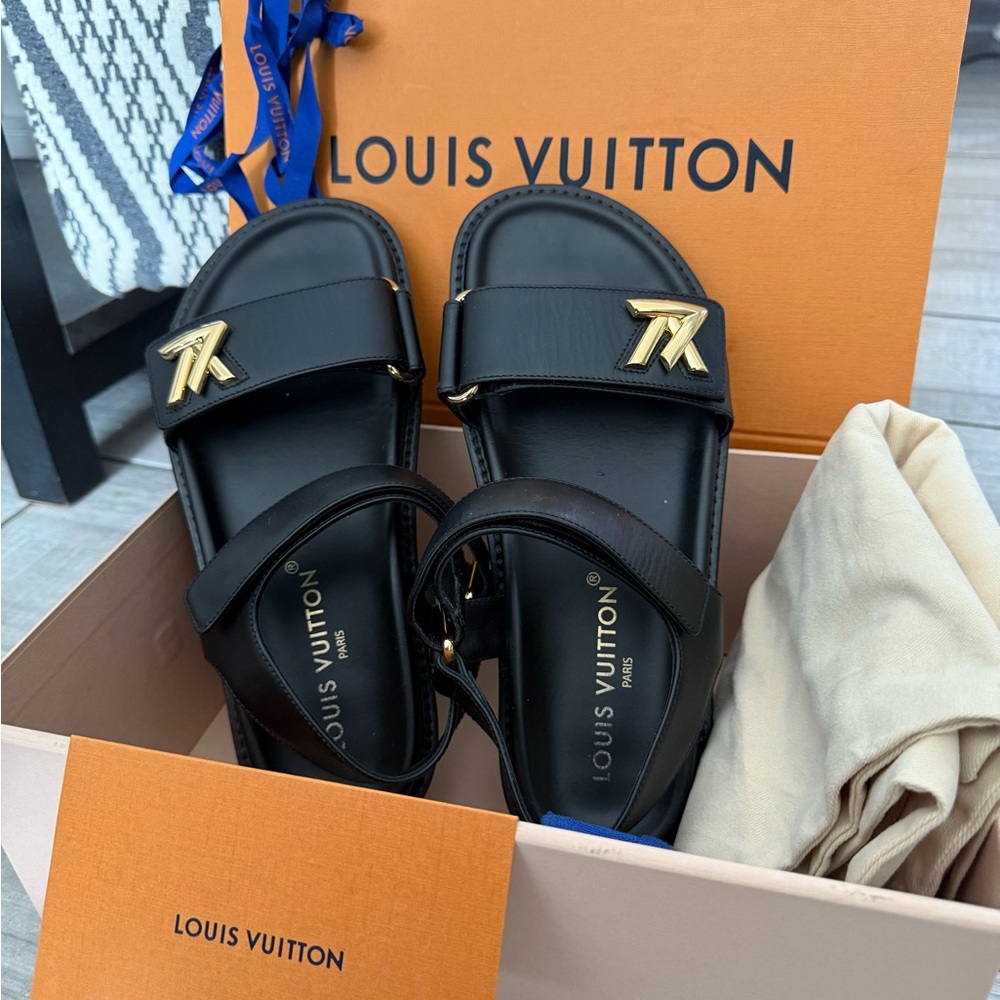 Louis Vuitton Noir Flat Sandals